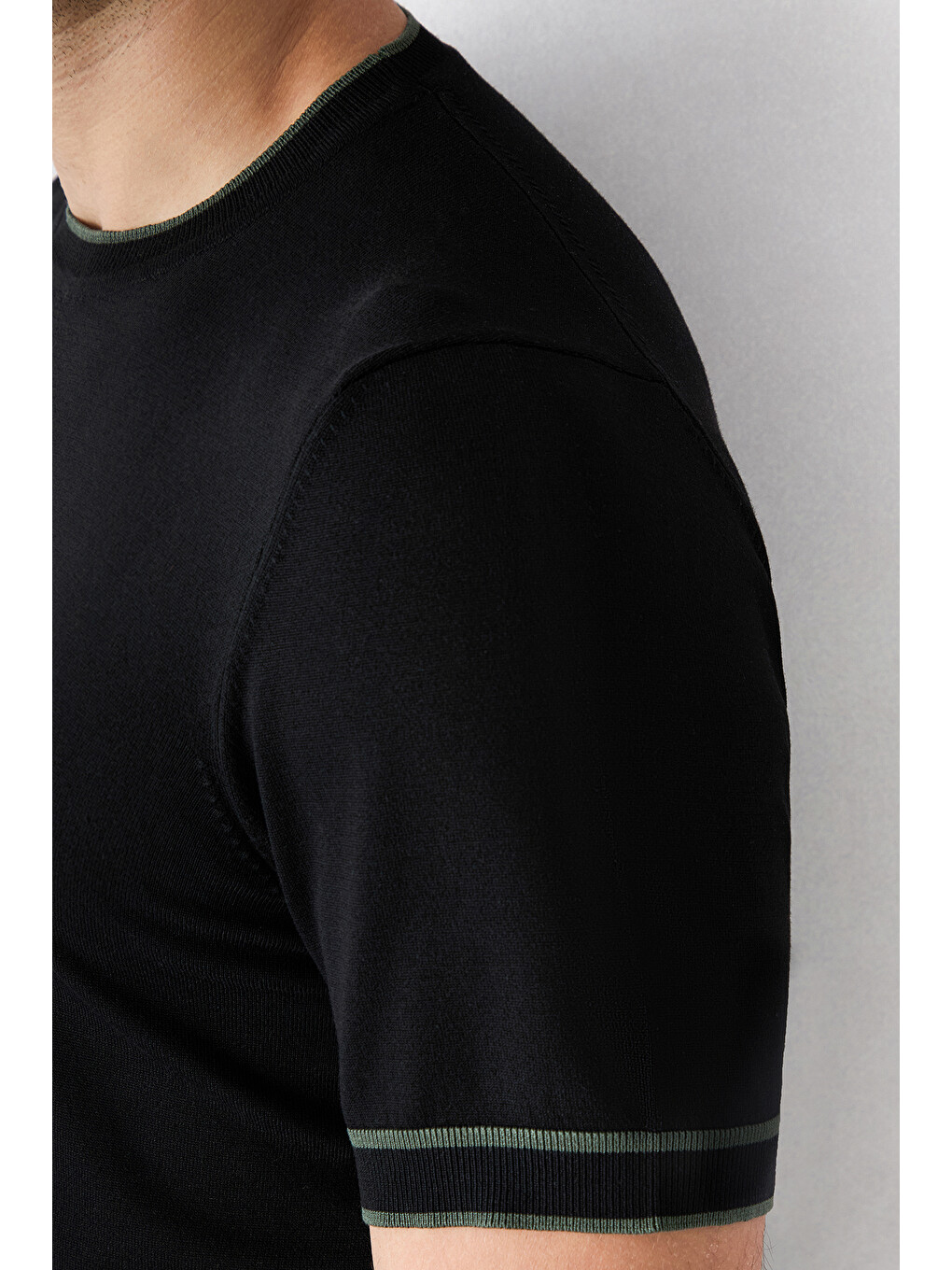 Siyah Bisiklet Yaka Regular Fit Ribana Detaylı Örme Tişört-5