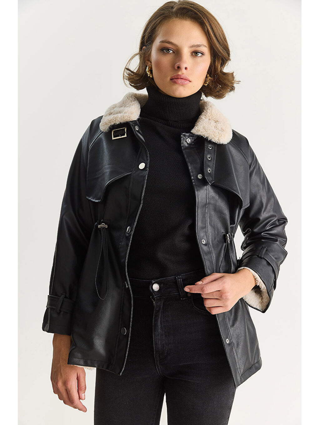 Siyah Kadın Gömlek Yaka İçi Kürk Belden Büzgü Ayarlamalı Cep Detaylı Suni Deri Mont-1