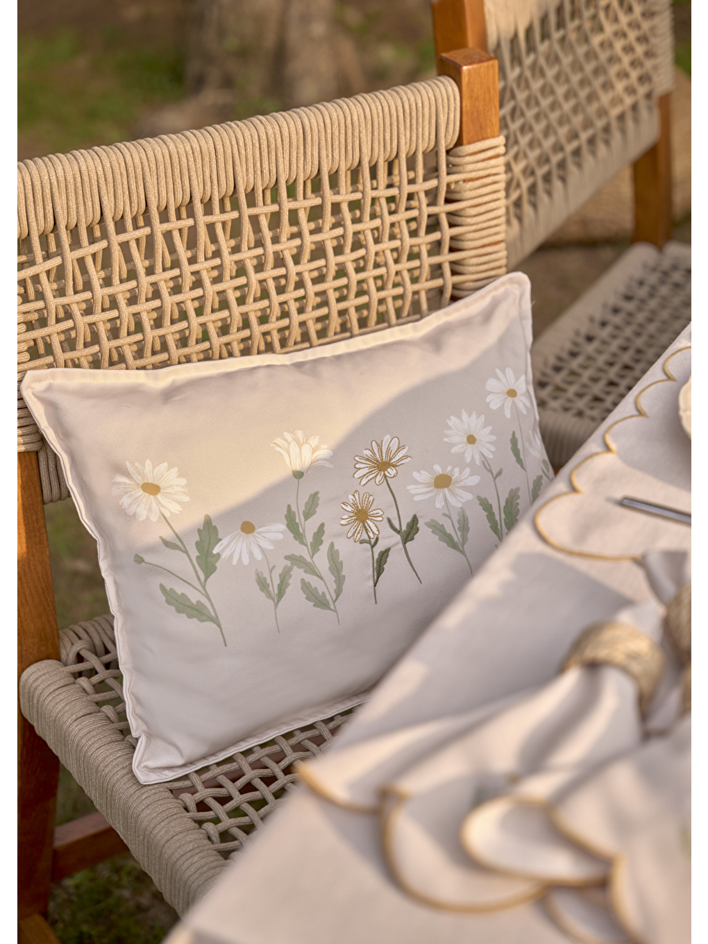 Daisy Volanlı Kenar Nakışlı Dekoratif Yastık Kılıfı Bej (35x50 Cm)-1