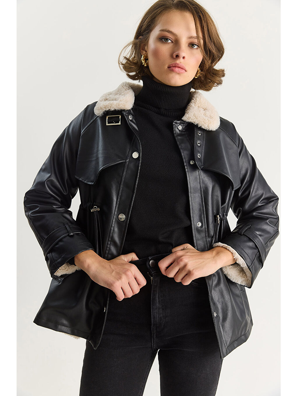 Siyah Kadın Gömlek Yaka İçi Kürk Belden Büzgü Ayarlamalı Cep Detaylı Suni Deri Mont-2