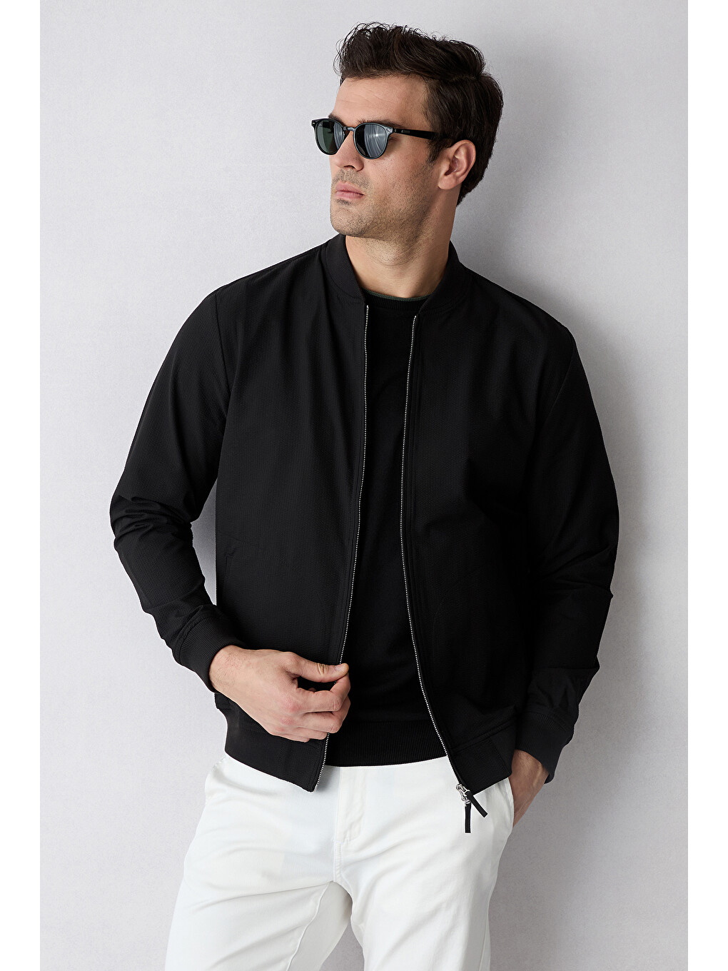 Siyah Bisiklet Yaka Regular Fit Ribana Detaylı Örme Tişört-6