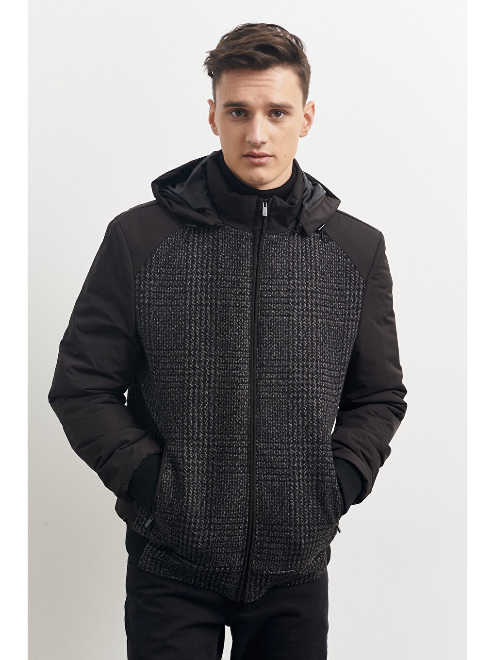 Erkek Siyah Standart Fit Normal Kesim Fermuarlı Çıkma Kapüşonlu Mont