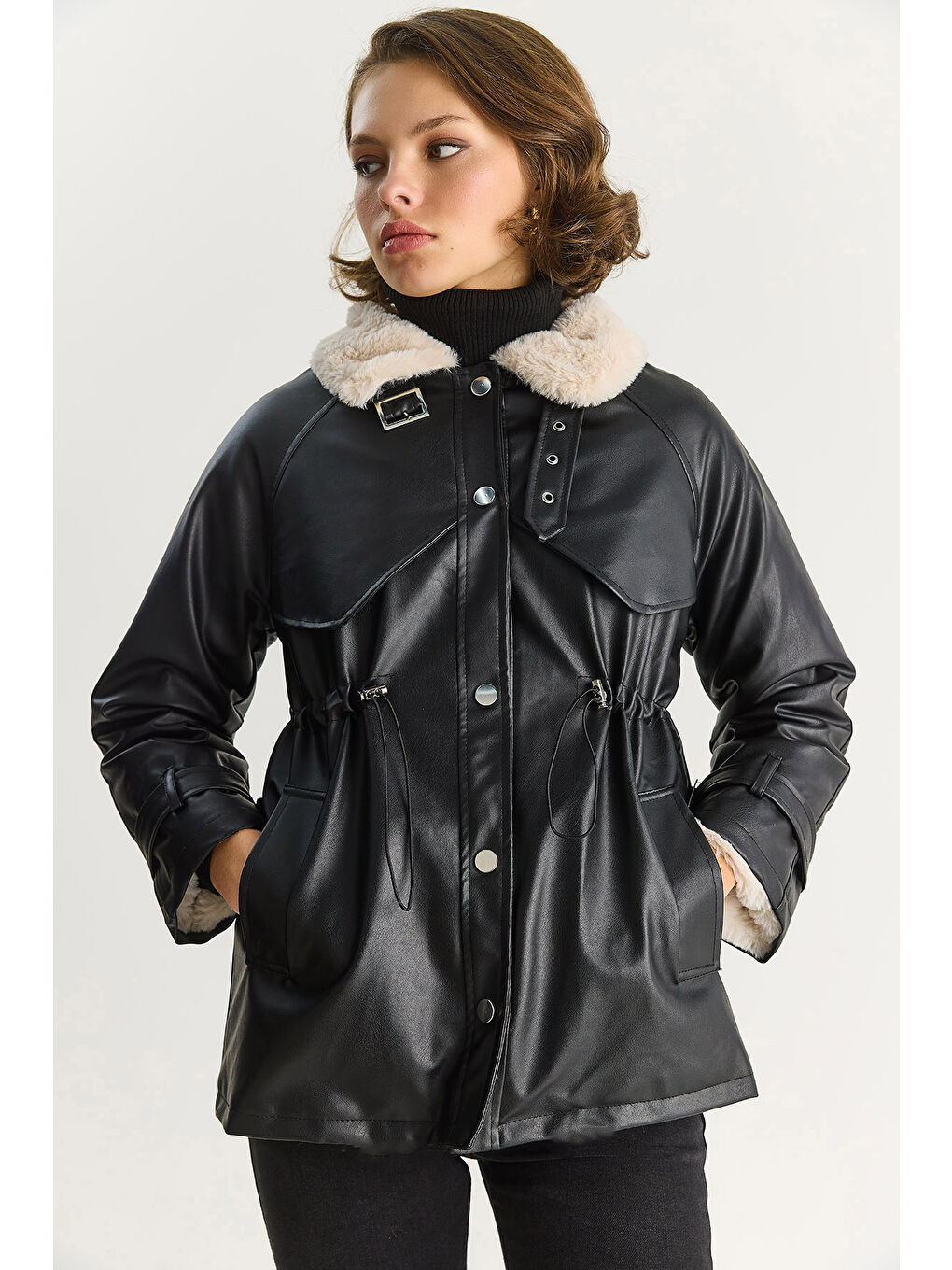 Siyah Kadın Gömlek Yaka İçi Kürk Belden Büzgü Ayarlamalı Cep Detaylı Suni Deri Mont-3