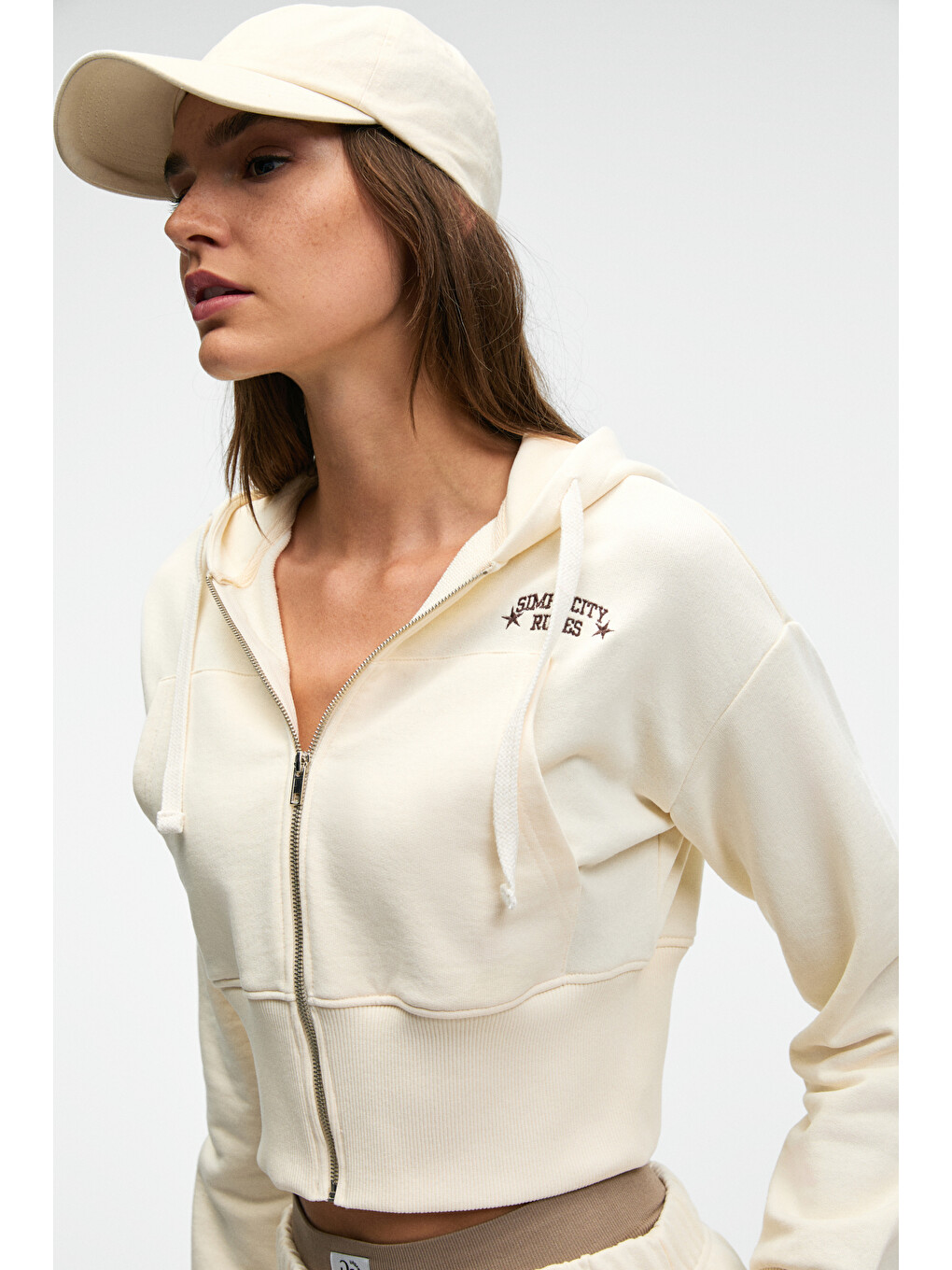 Elara Kadın Metal Fermuarlı Nakışlı Kapüşonlu Crop Ekru Sweatshirt-1