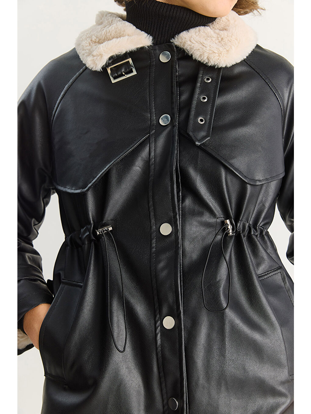 Siyah Kadın Gömlek Yaka İçi Kürk Belden Büzgü Ayarlamalı Cep Detaylı Suni Deri Mont-4