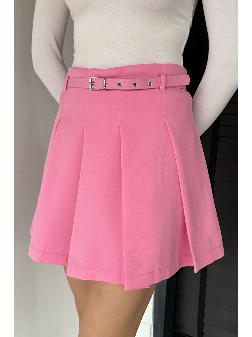 Pembe Kadın Kemer Aksesuarlı Fermuarlı Pileli İçi Şortlu Mini Etek-1