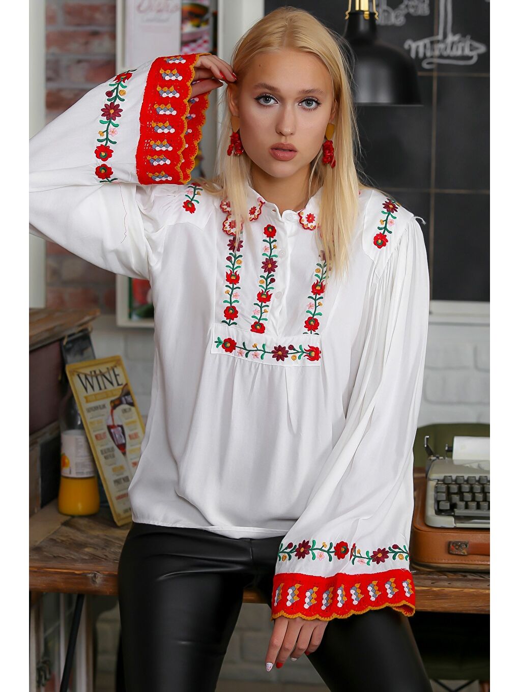 Kadın Beyaz Gömlek Yakalı Gül Nakışlı İspanyol Kol Dokuma Bluz M10010200BL94588-1