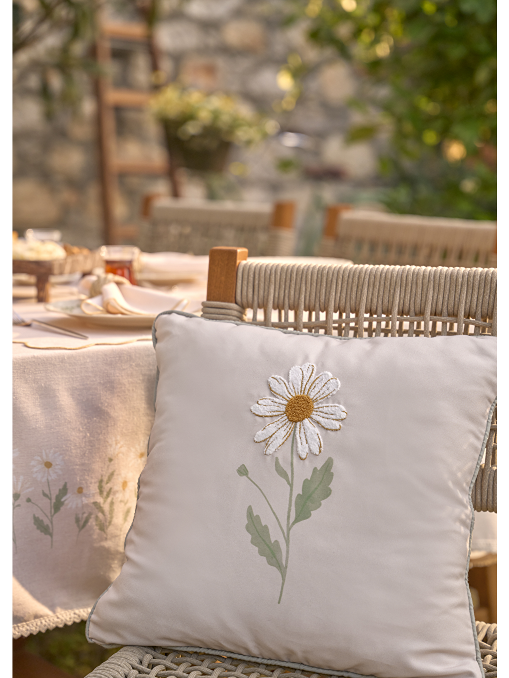 Daisy Biyeli Punchlı Dekoratif Yastık Kılıfı Bej (43x43 Cm)-1