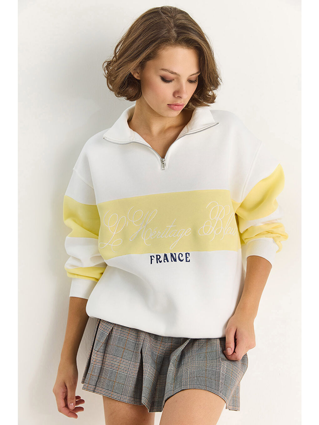 Beyaz Kadın Yarım Fermuarlı Nakış Detaylı Renk Bloklu Oversize Sweatshirt-1