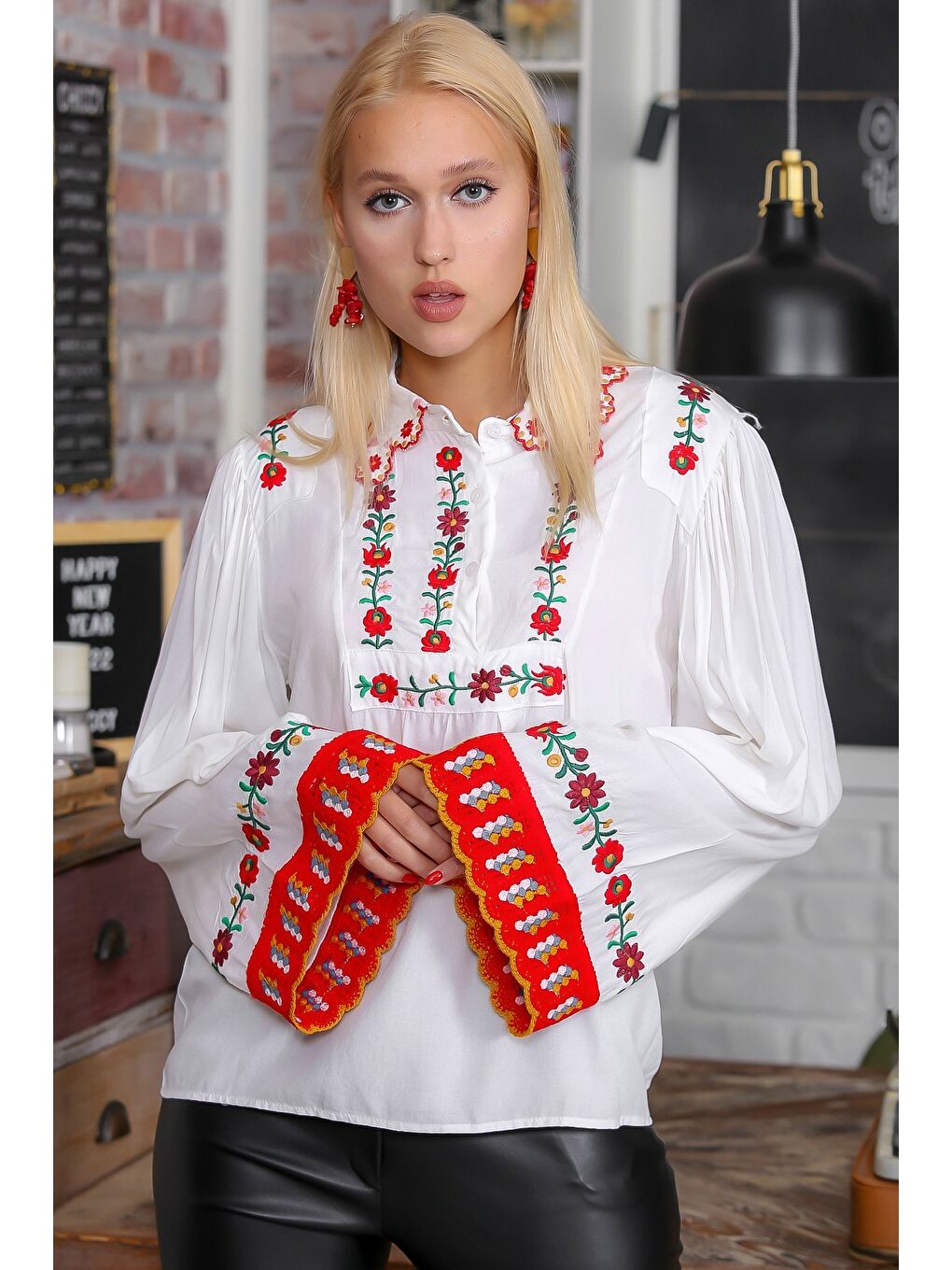 Kadın Beyaz Gömlek Yakalı Gül Nakışlı İspanyol Kol Dokuma Bluz M10010200BL94588-2