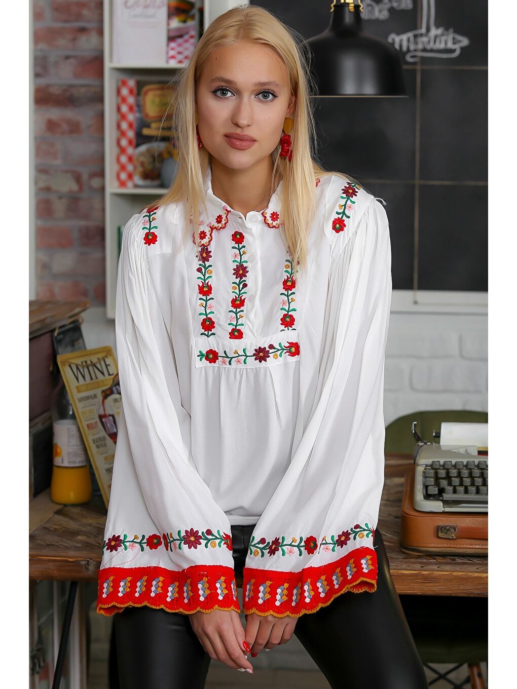 Kadın Beyaz Gömlek Yakalı Gül Nakışlı İspanyol Kol Dokuma Bluz M10010200BL94588-3