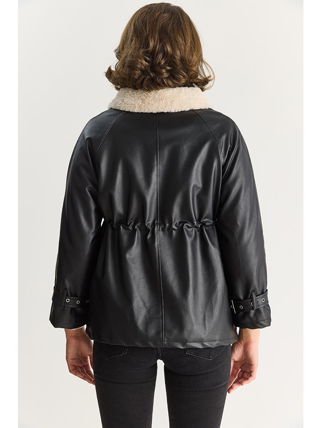 Siyah Kadın Gömlek Yaka İçi Kürk Belden Büzgü Ayarlamalı Cep Detaylı Suni Deri Mont-5