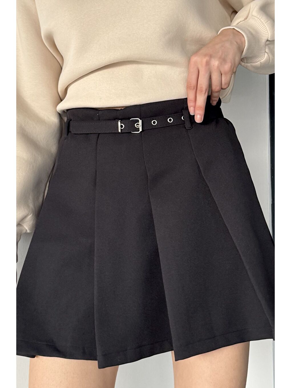 Siyah Kadın Kemer Aksesuarlı Fermuarlı Pileli İçi Şortlu Mini Etek