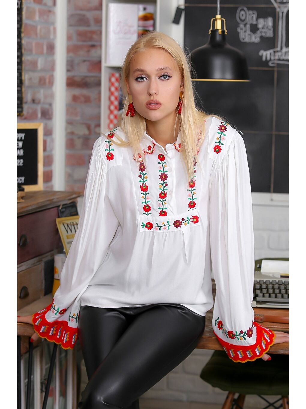 Kadın Beyaz Gömlek Yakalı Gül Nakışlı İspanyol Kol Dokuma Bluz M10010200BL94588-4