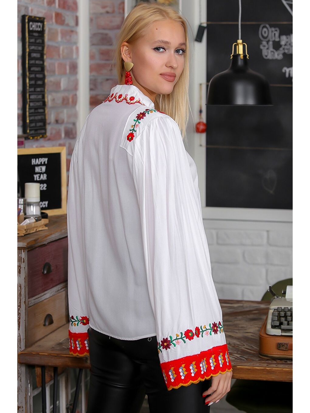 Kadın Beyaz Gömlek Yakalı Gül Nakışlı İspanyol Kol Dokuma Bluz M10010200BL94588-5