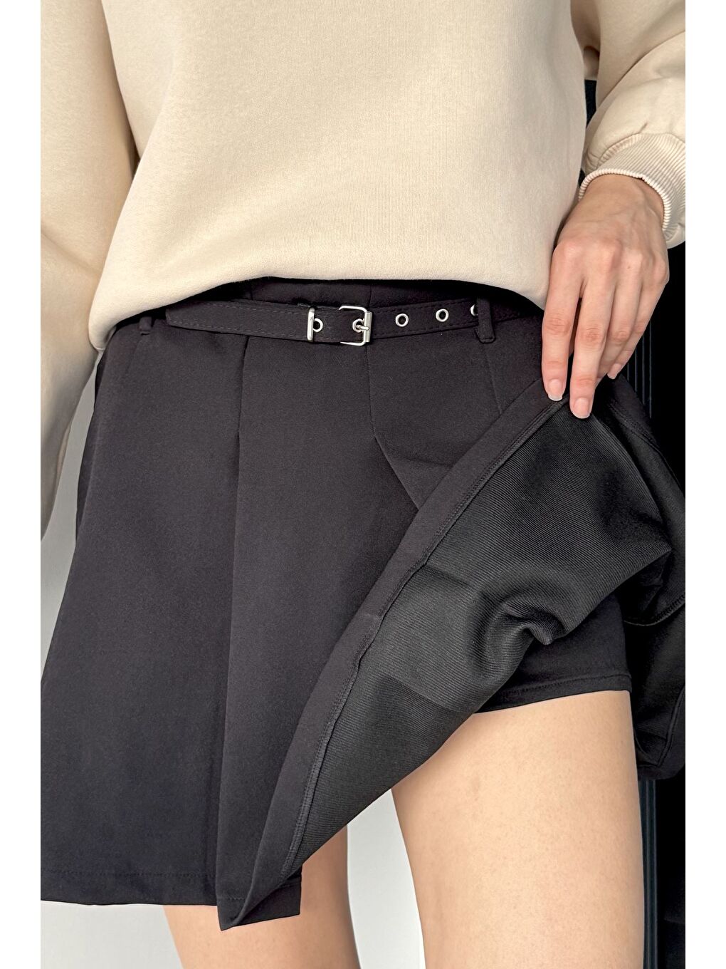 Siyah Kadın Kemer Aksesuarlı Fermuarlı Pileli İçi Şortlu Mini Etek-1