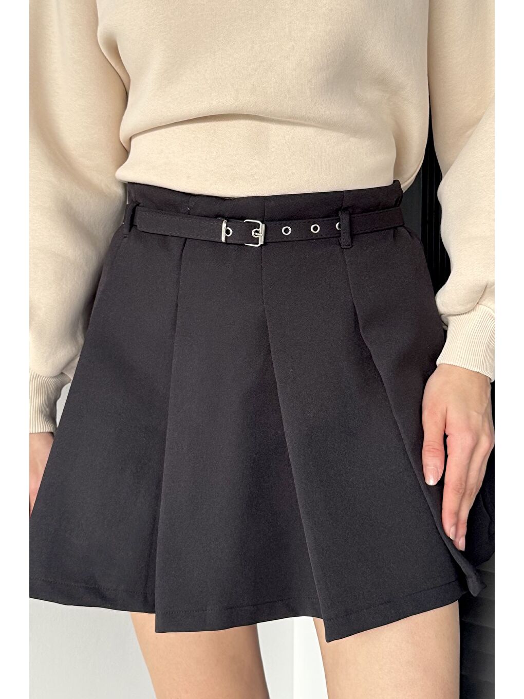 Siyah Kadın Kemer Aksesuarlı Fermuarlı Pileli İçi Şortlu Mini Etek-2