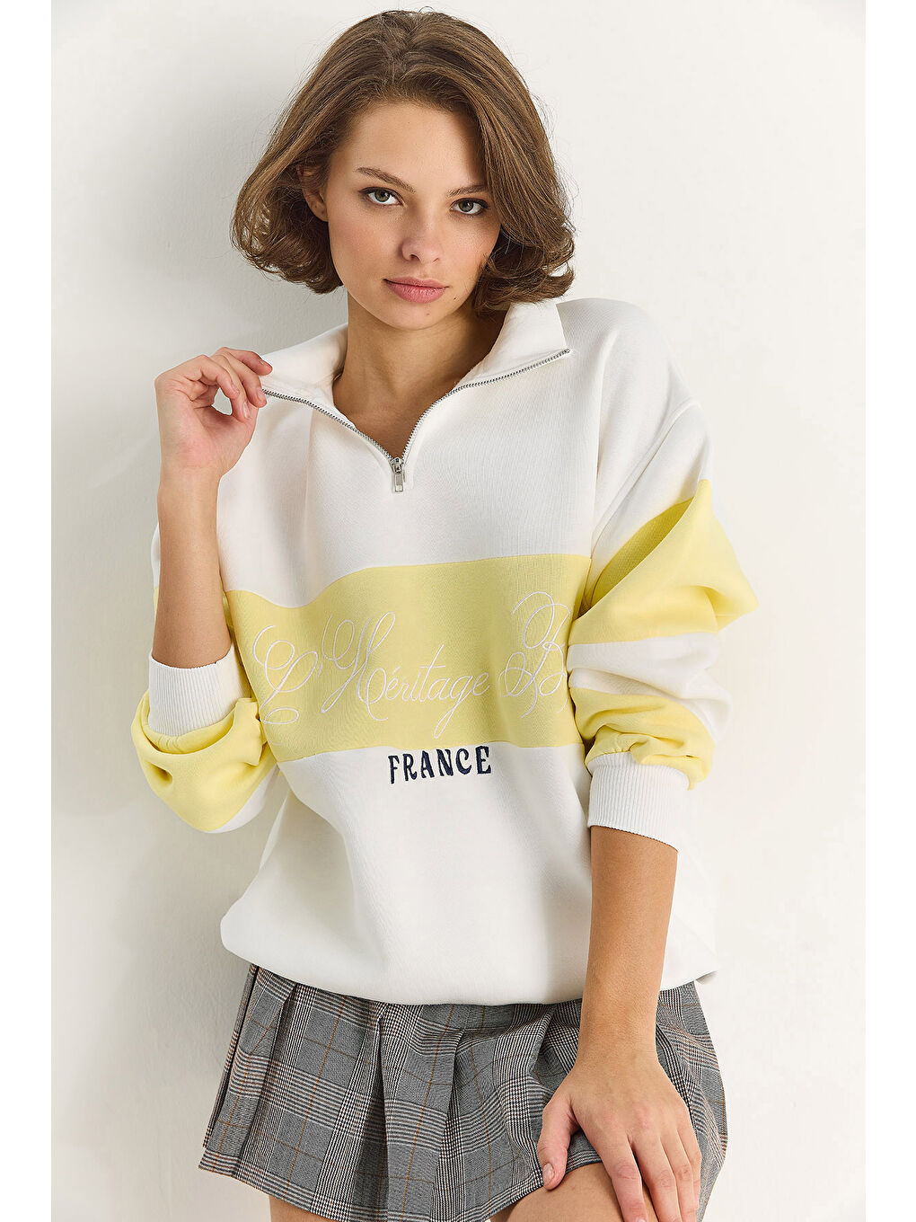 Beyaz Kadın Yarım Fermuarlı Nakış Detaylı Renk Bloklu Oversize Sweatshirt-2