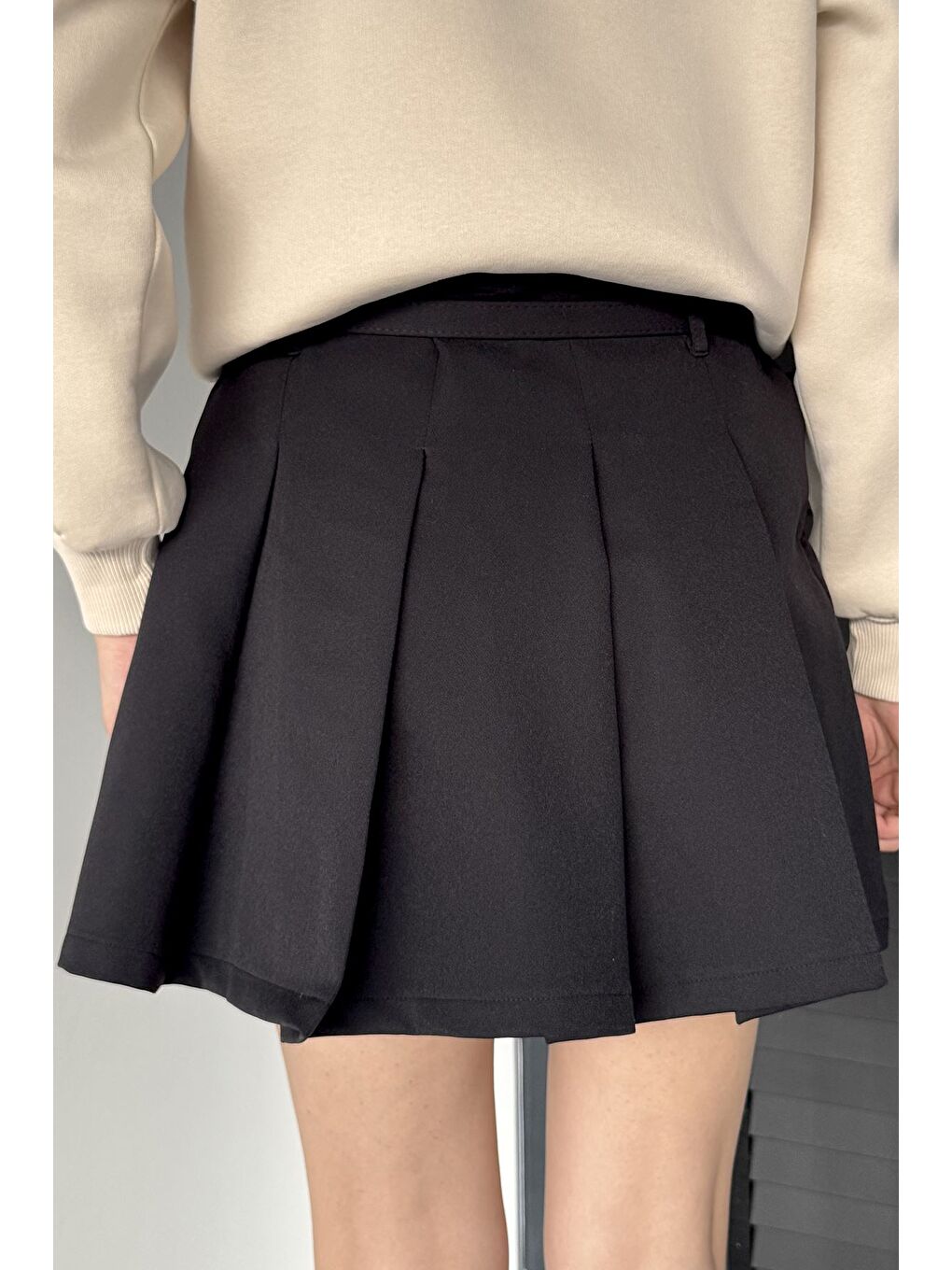 Siyah Kadın Kemer Aksesuarlı Fermuarlı Pileli İçi Şortlu Mini Etek-3