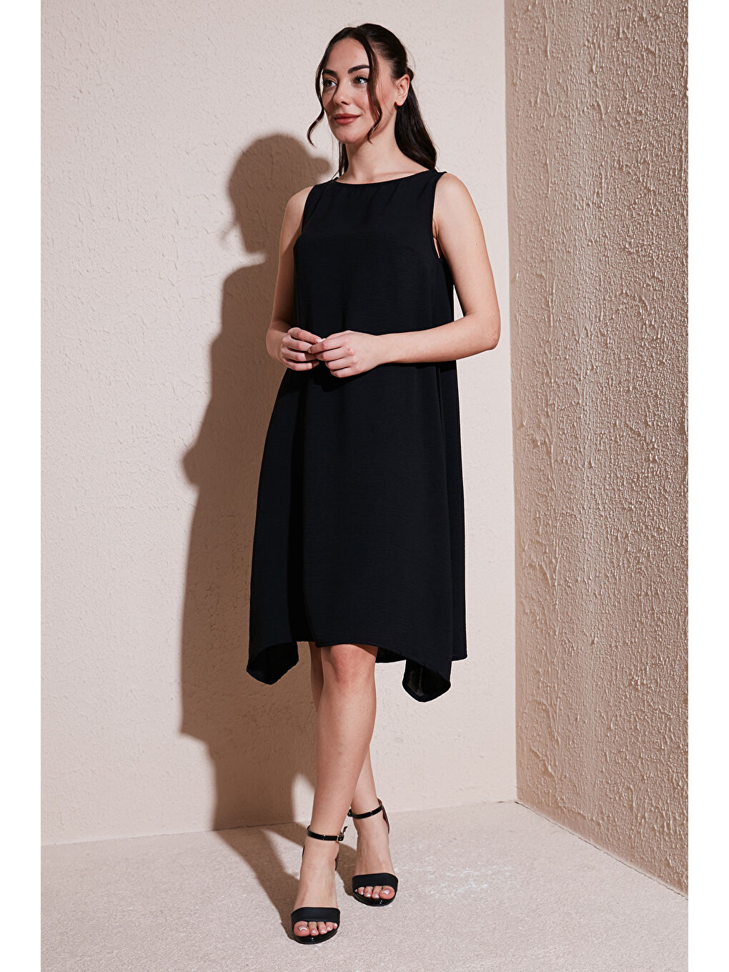 Siyah Regular Fit Bisiklet Yaka Kolsuz Volanlı Kadın Elbise 25Y0630K1-1