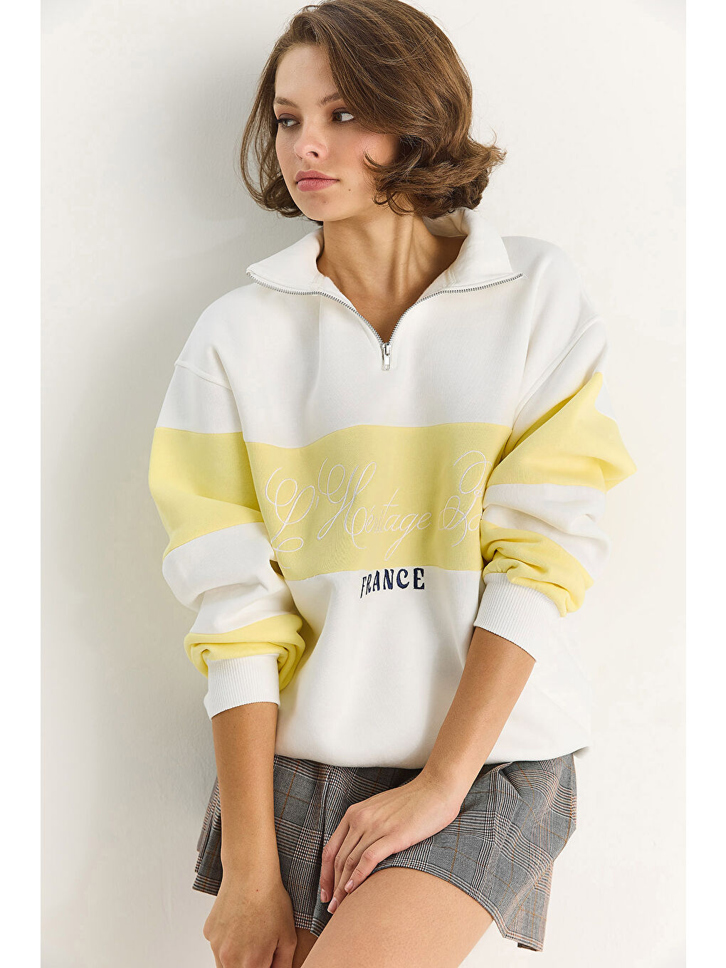 Beyaz Kadın Yarım Fermuarlı Nakış Detaylı Renk Bloklu Oversize Sweatshirt-3