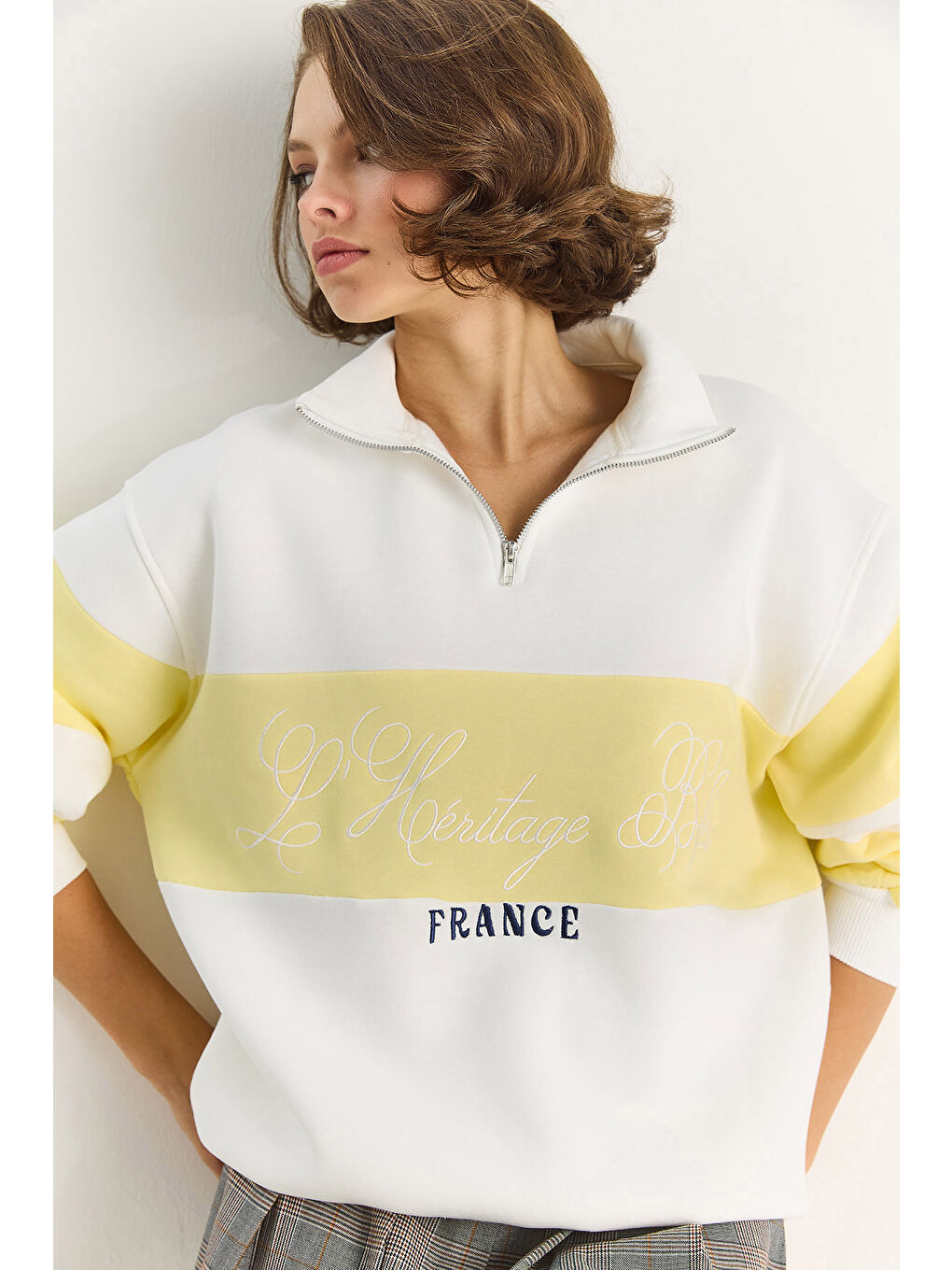 Beyaz Kadın Yarım Fermuarlı Nakış Detaylı Renk Bloklu Oversize Sweatshirt-4