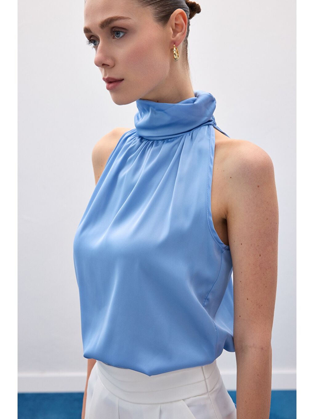 Boğazlı Kolsuz Bluz - Mavi-5