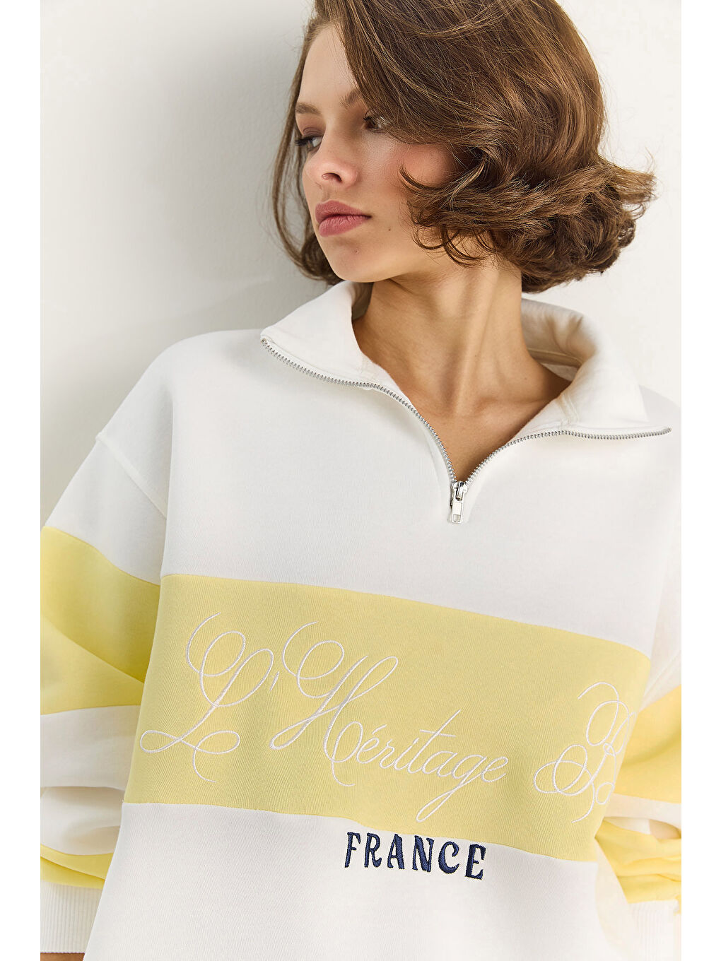 Beyaz Kadın Yarım Fermuarlı Nakış Detaylı Renk Bloklu Oversize Sweatshirt-5
