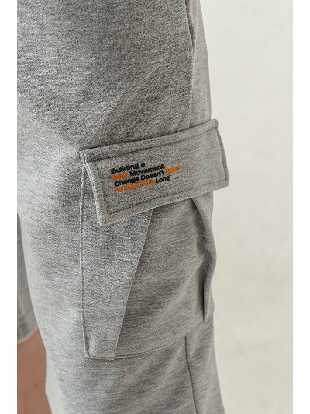 Gri Çift Kargo Cepli Sol Cep Kapağı Baskılı Erkek Çocuk Şort-4