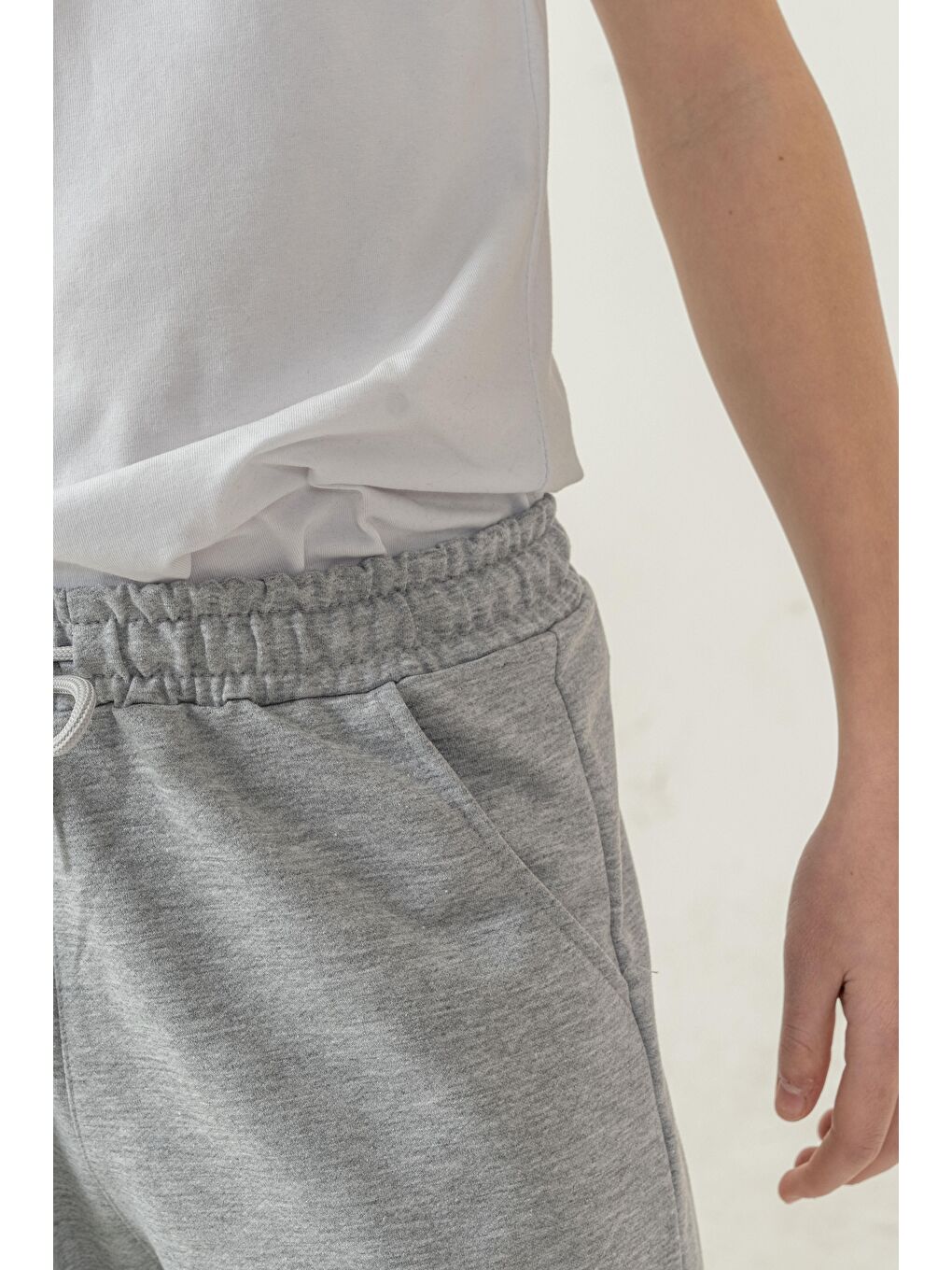 Gri Çift Kargo Cepli Sol Cep Kapağı Baskılı Erkek Çocuk Şort-5