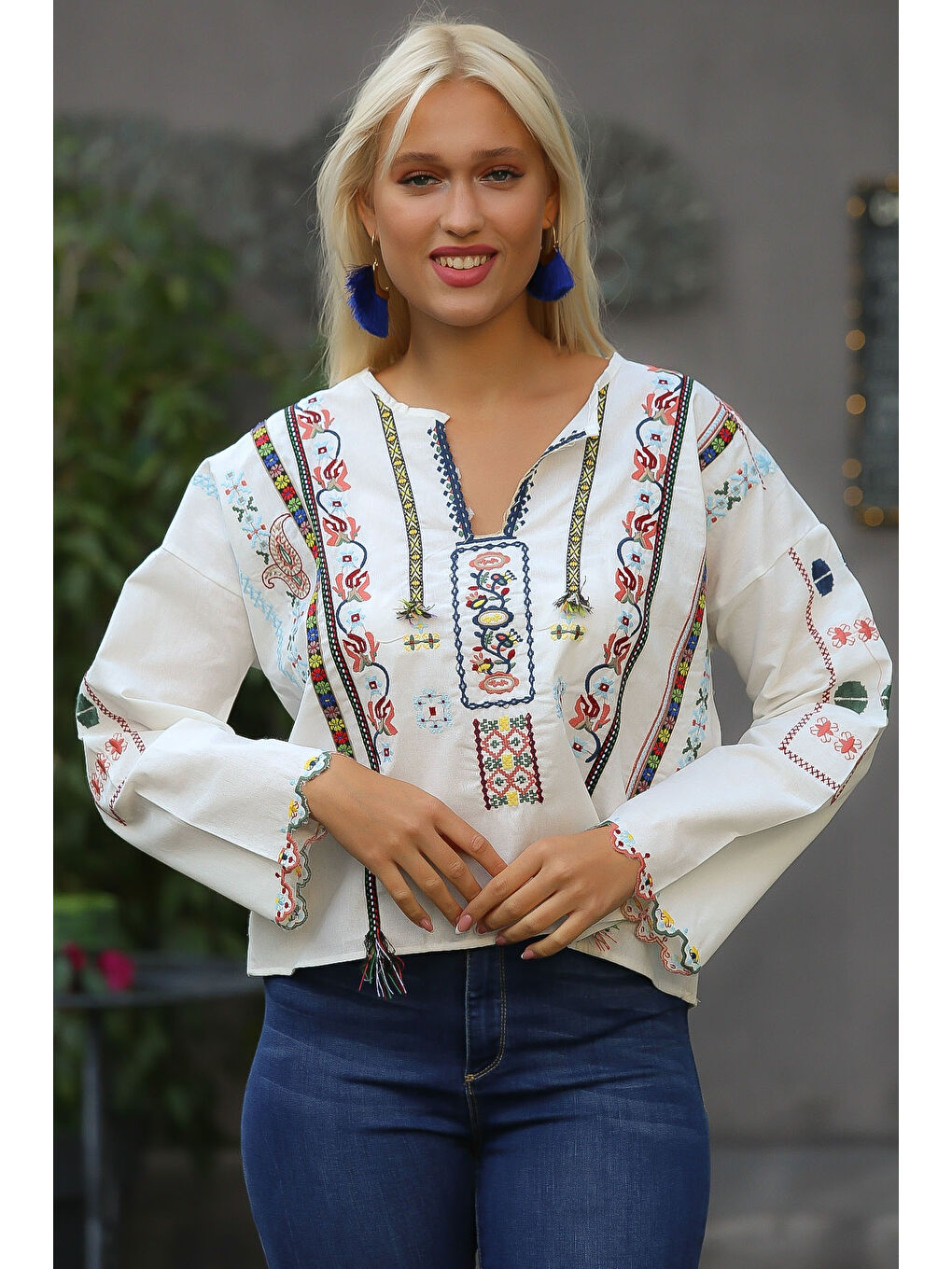 Beyaz Bisiklet Yaka Uzun Kol Nakışlı Standart Klasik Pamuk Dokuma Bluz