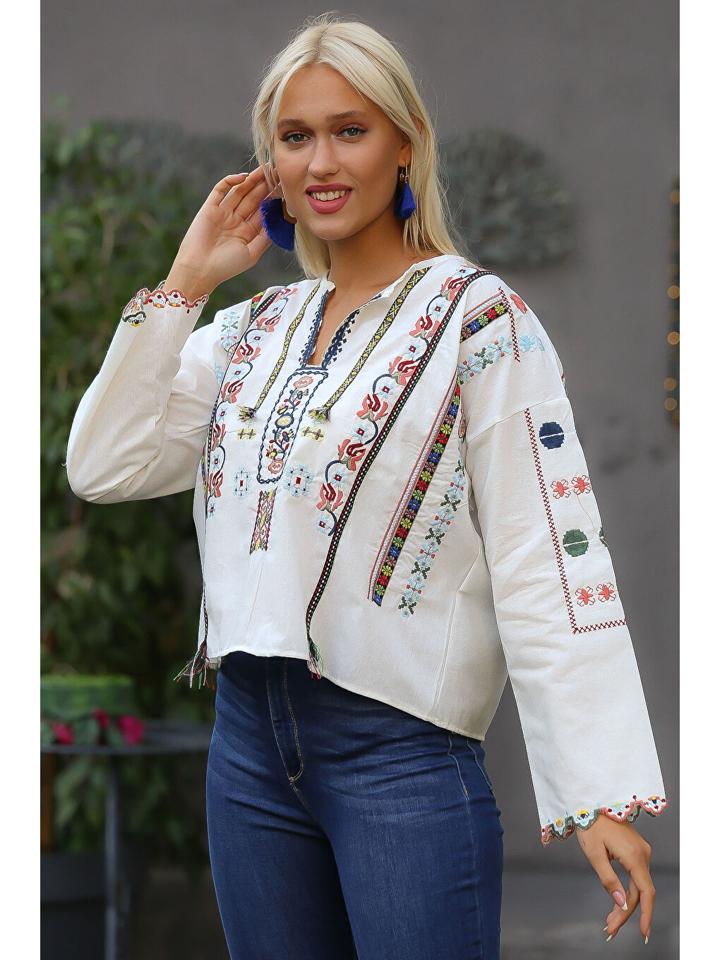 Beyaz Bisiklet Yaka Uzun Kol Nakışlı Standart Klasik Pamuk Dokuma Bluz-3