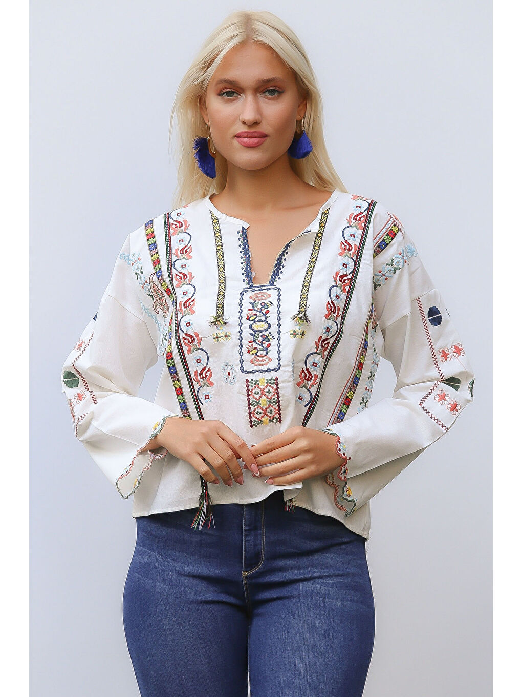 Beyaz Bisiklet Yaka Uzun Kol Nakışlı Standart Klasik Pamuk Dokuma Bluz-4