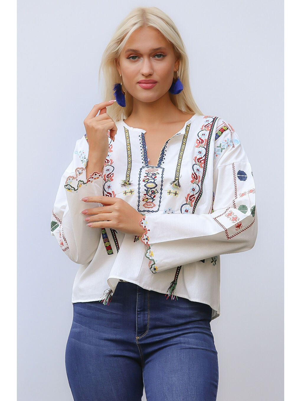 Beyaz Bisiklet Yaka Uzun Kol Nakışlı Standart Klasik Pamuk Dokuma Bluz-5