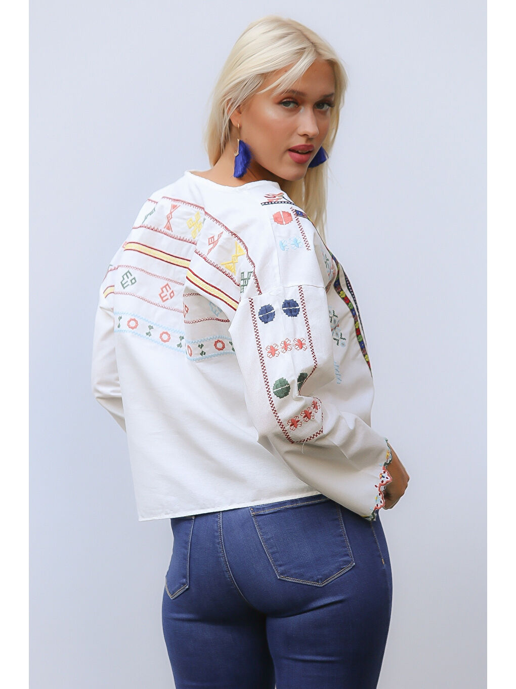 Beyaz Bisiklet Yaka Uzun Kol Nakışlı Standart Klasik Pamuk Dokuma Bluz-7
