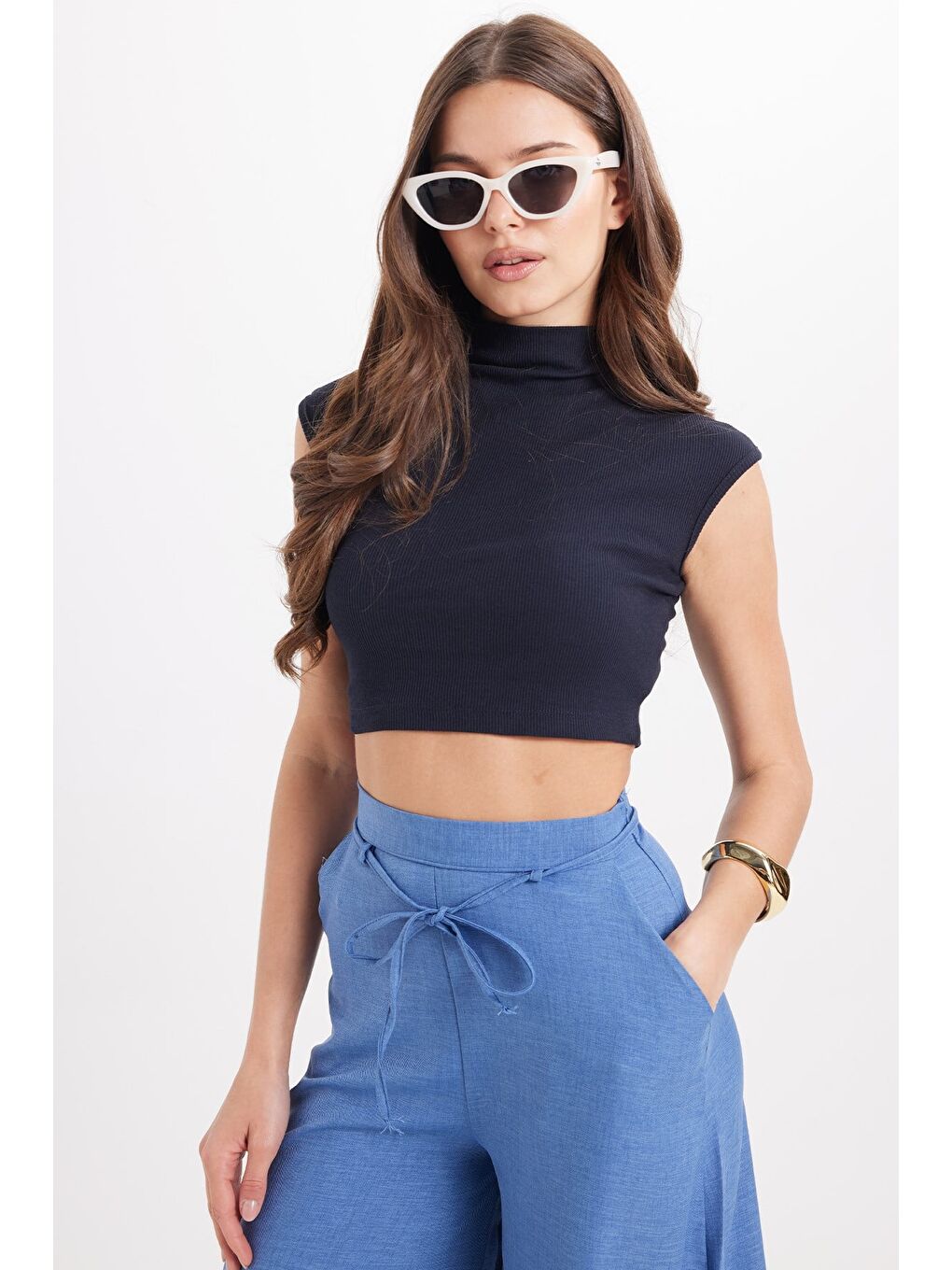 Kadın Slim Fit Dar Kesim Pamuklu Elastanlı Dik Yaka Sıfır Kol Yumuşak Dokulu Lacivert Crop Bluz