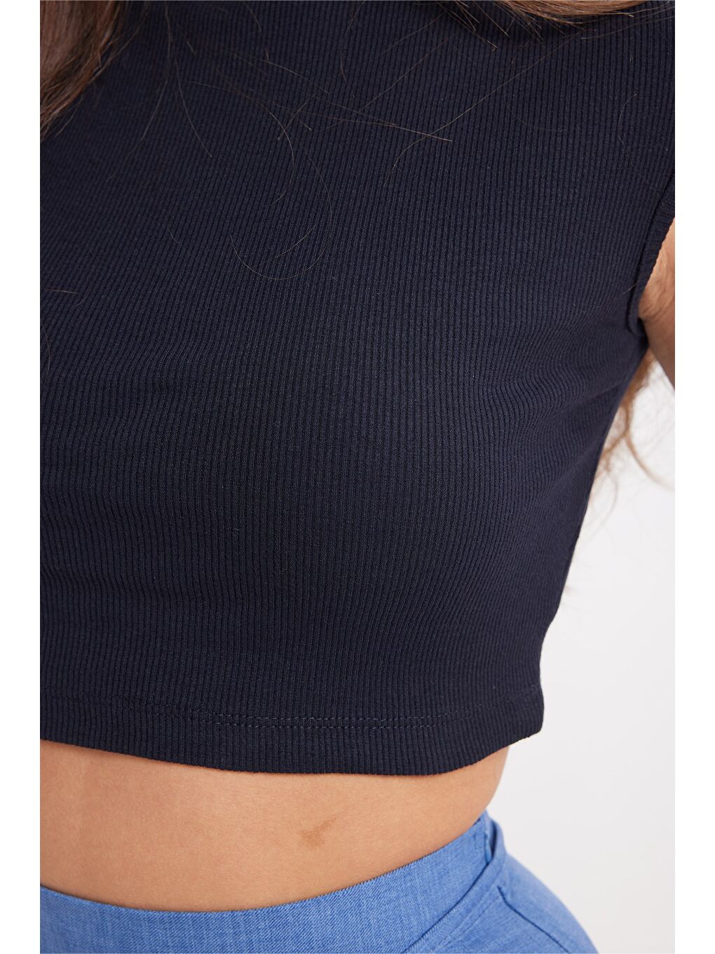 Kadın Slim Fit Dar Kesim Pamuklu Elastanlı Dik Yaka Sıfır Kol Yumuşak Dokulu Lacivert Crop Bluz-2