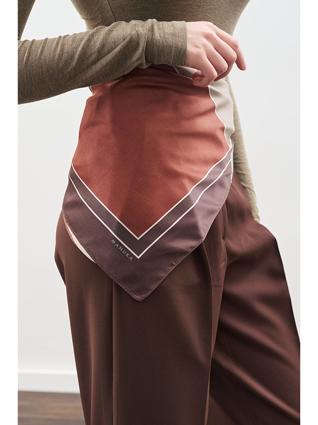 Kahverengi Desenli Orta Boy Saten Fular Nera-Yeşil-1