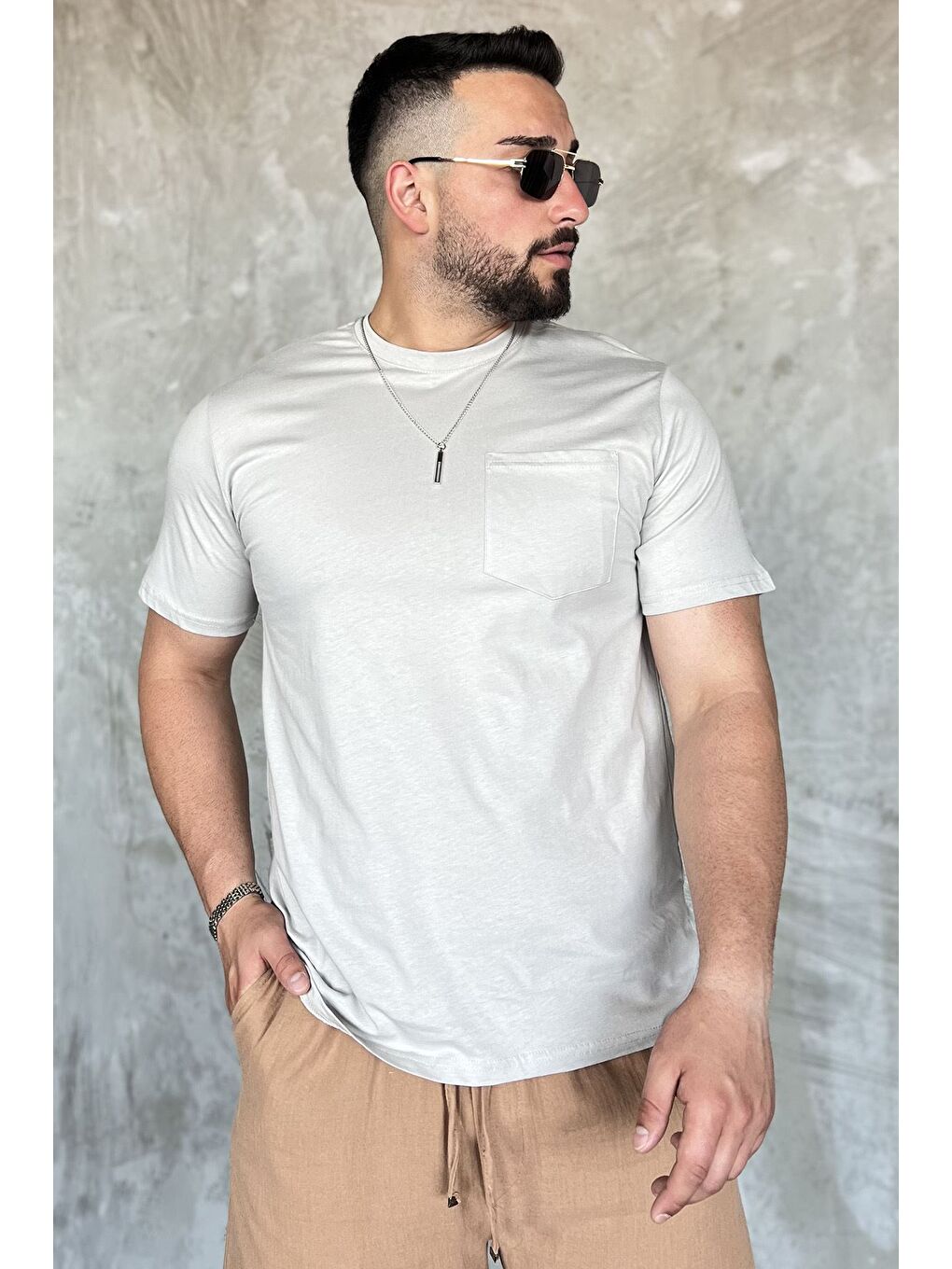 Bej Aksesuarlı Cepli Erkek Tişört