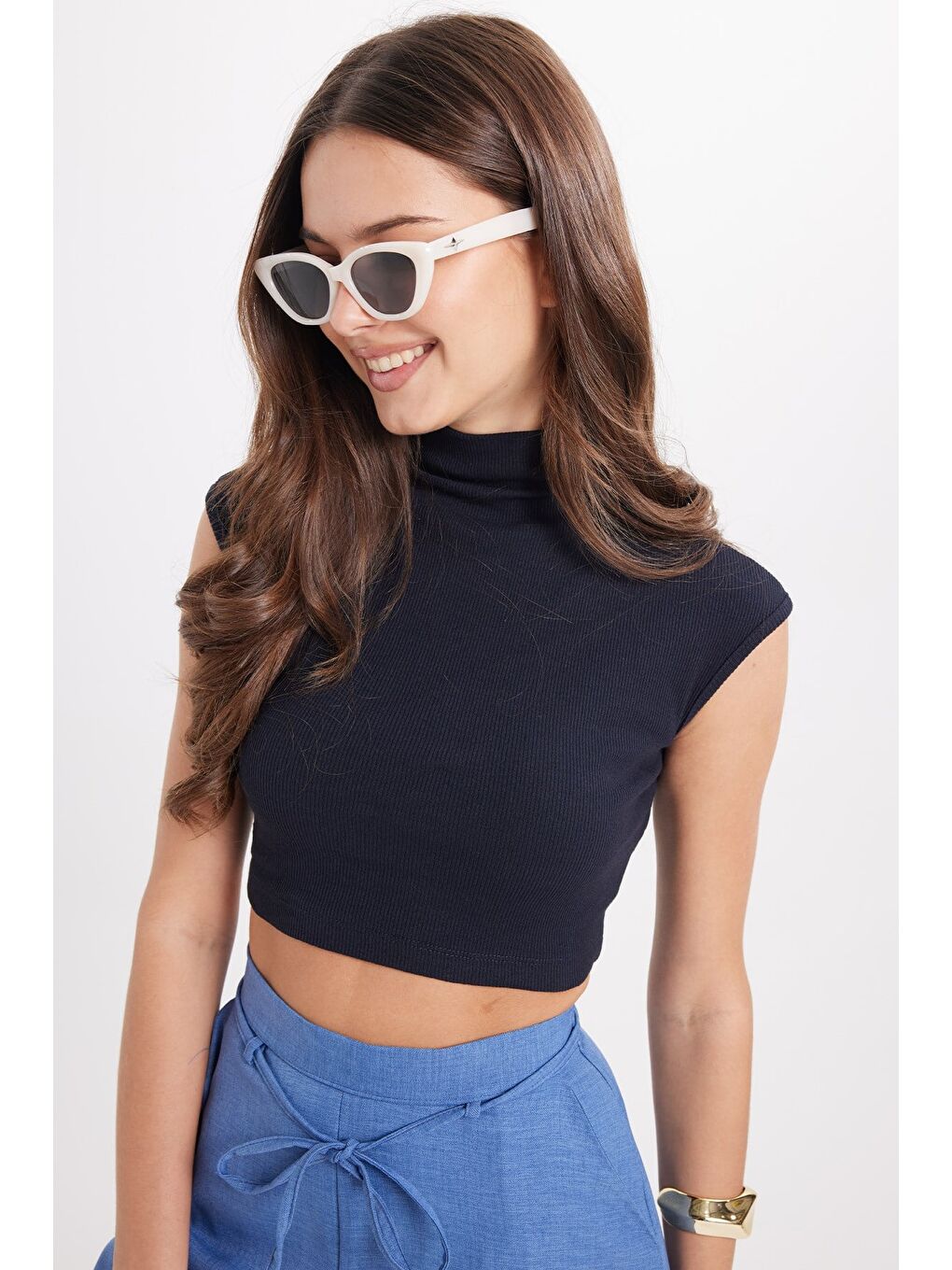 Kadın Slim Fit Dar Kesim Pamuklu Elastanlı Dik Yaka Sıfır Kol Yumuşak Dokulu Lacivert Crop Bluz-3