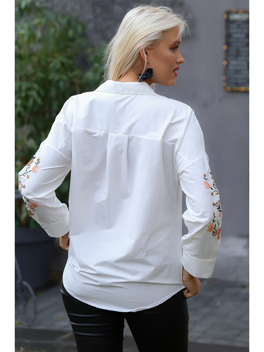 Beyaz Gömlek Yaka Uzun Kol Düğmeli Nakışlı Normal Fit Klasik Pamuk Dokuma Bluz-1