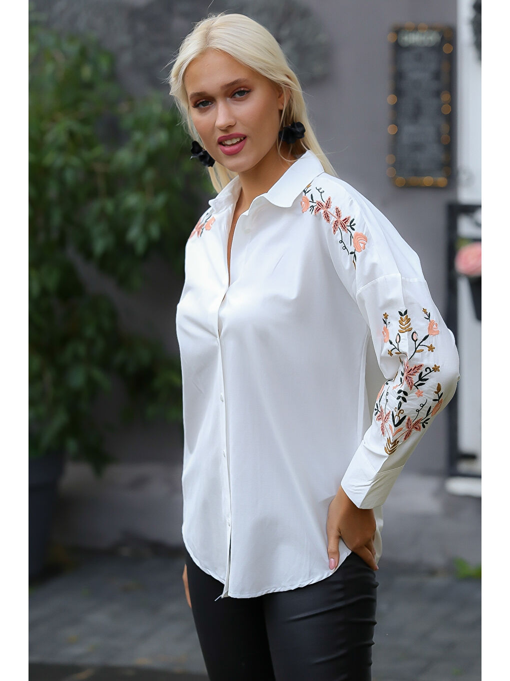 Beyaz Gömlek Yaka Uzun Kol Düğmeli Nakışlı Normal Fit Klasik Pamuk Dokuma Bluz-2