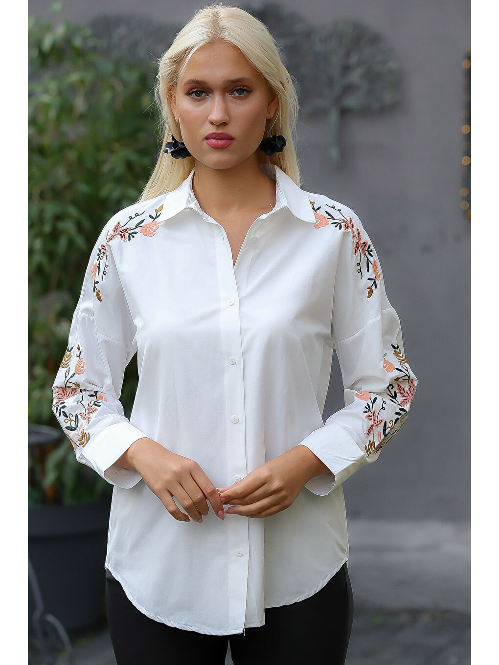 Beyaz Gömlek Yaka Uzun Kol Düğmeli Nakışlı Normal Fit Klasik Pamuk Dokuma Bluz-3