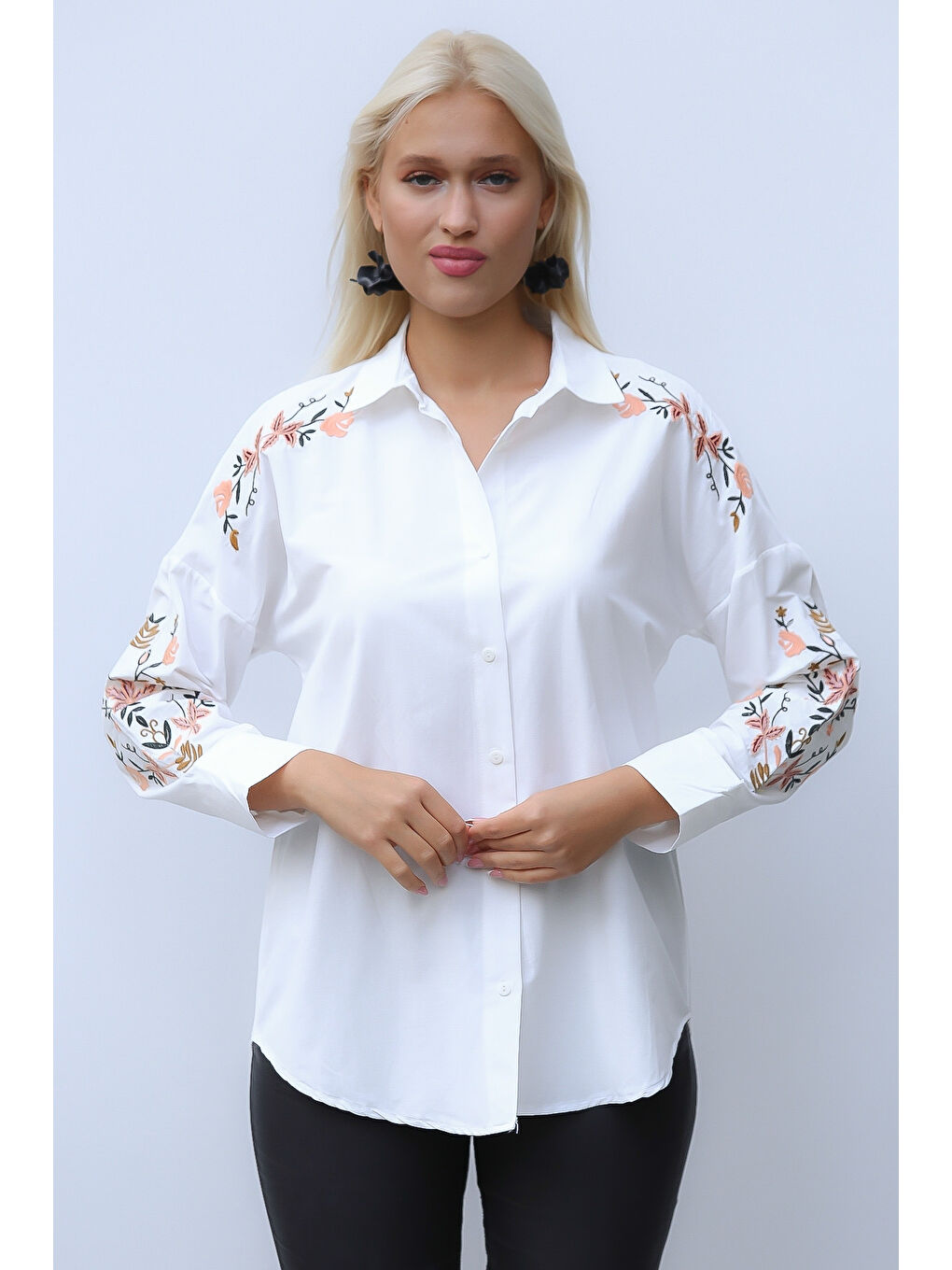 Beyaz Gömlek Yaka Uzun Kol Düğmeli Nakışlı Normal Fit Klasik Pamuk Dokuma Bluz-4