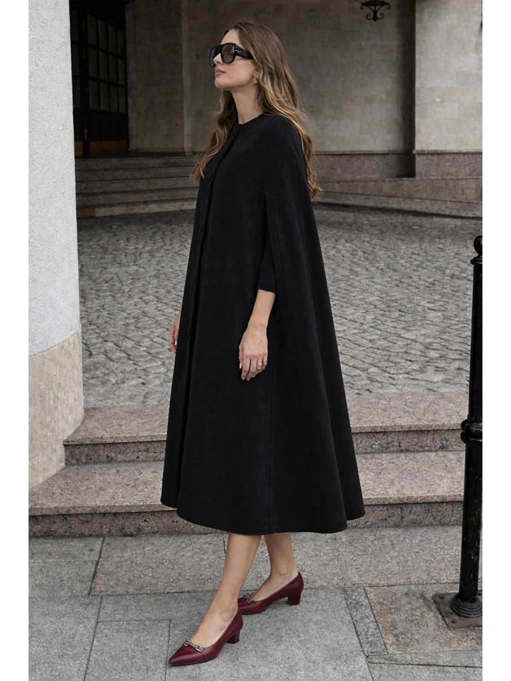 Kadın Kolsuz Relax Fit Siyah Kaşe Panço-1