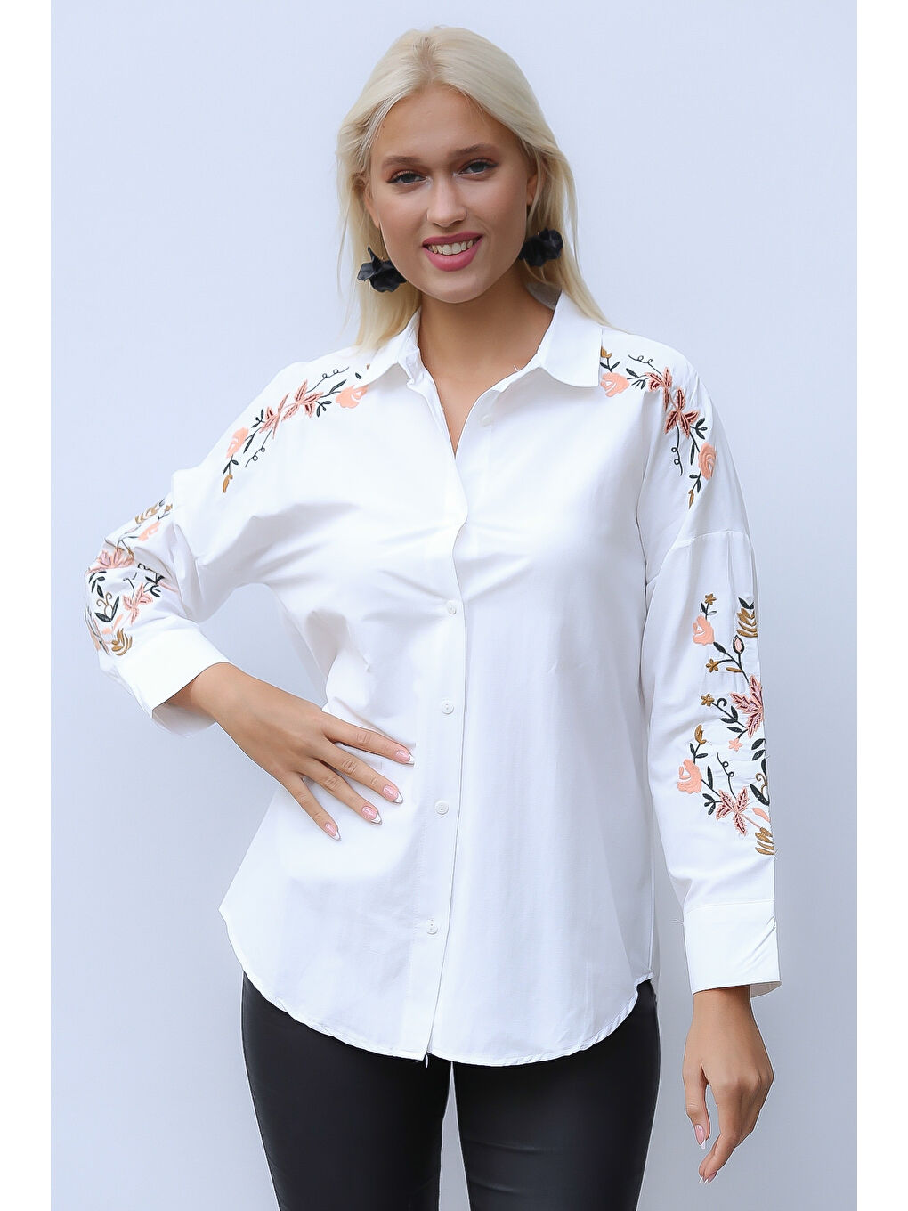 Beyaz Gömlek Yaka Uzun Kol Düğmeli Nakışlı Normal Fit Klasik Pamuk Dokuma Bluz-5