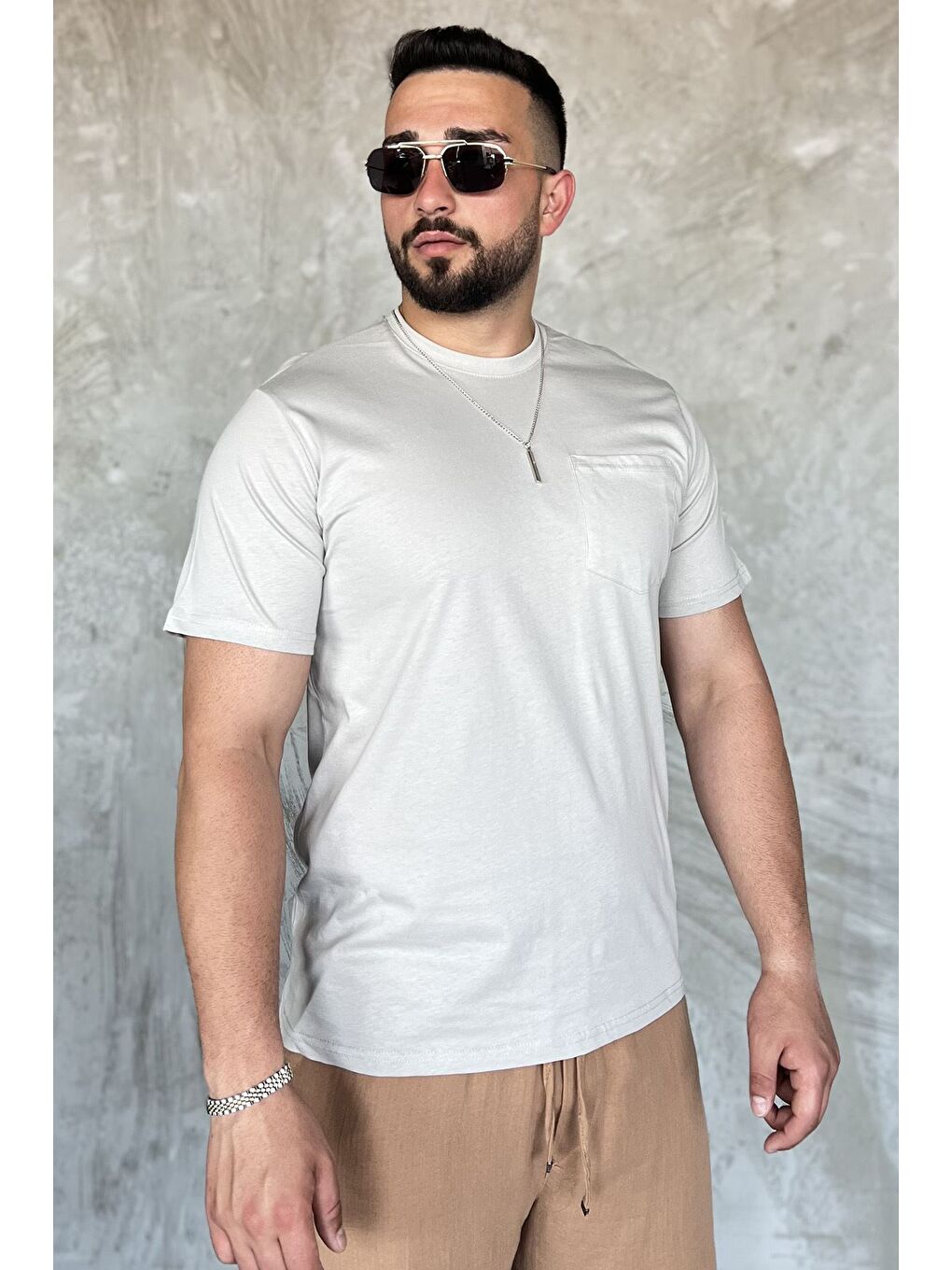 Bej Aksesuarlı Cepli Erkek Tişört-1