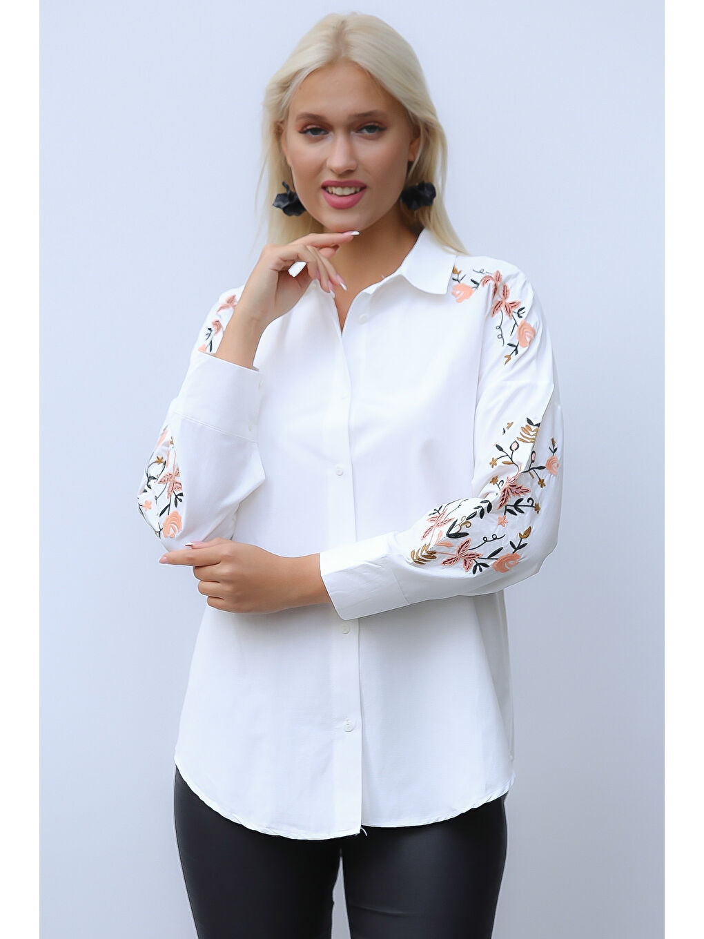 Beyaz Gömlek Yaka Uzun Kol Düğmeli Nakışlı Normal Fit Klasik Pamuk Dokuma Bluz-6