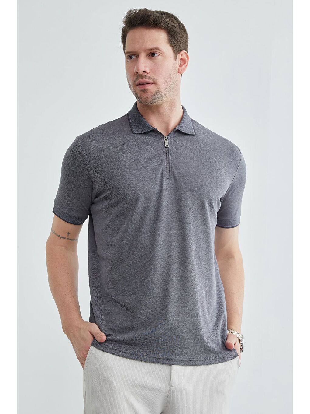 Gri Yarım Fermuarlı Polo Yaka Tişört