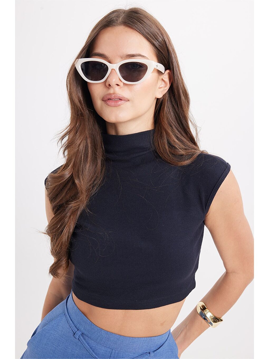 Kadın Slim Fit Dar Kesim Pamuklu Elastanlı Dik Yaka Sıfır Kol Yumuşak Dokulu Lacivert Crop Bluz-5